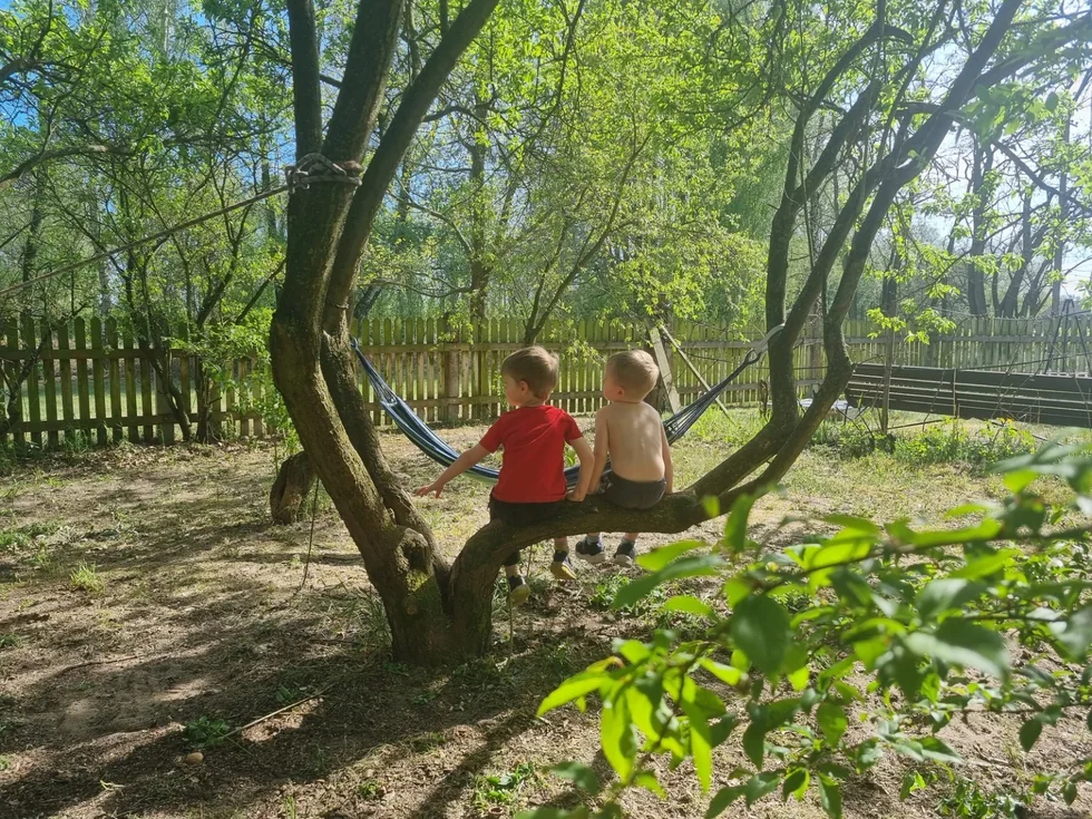 Dzieci na huśtawkach z widokiem na pola